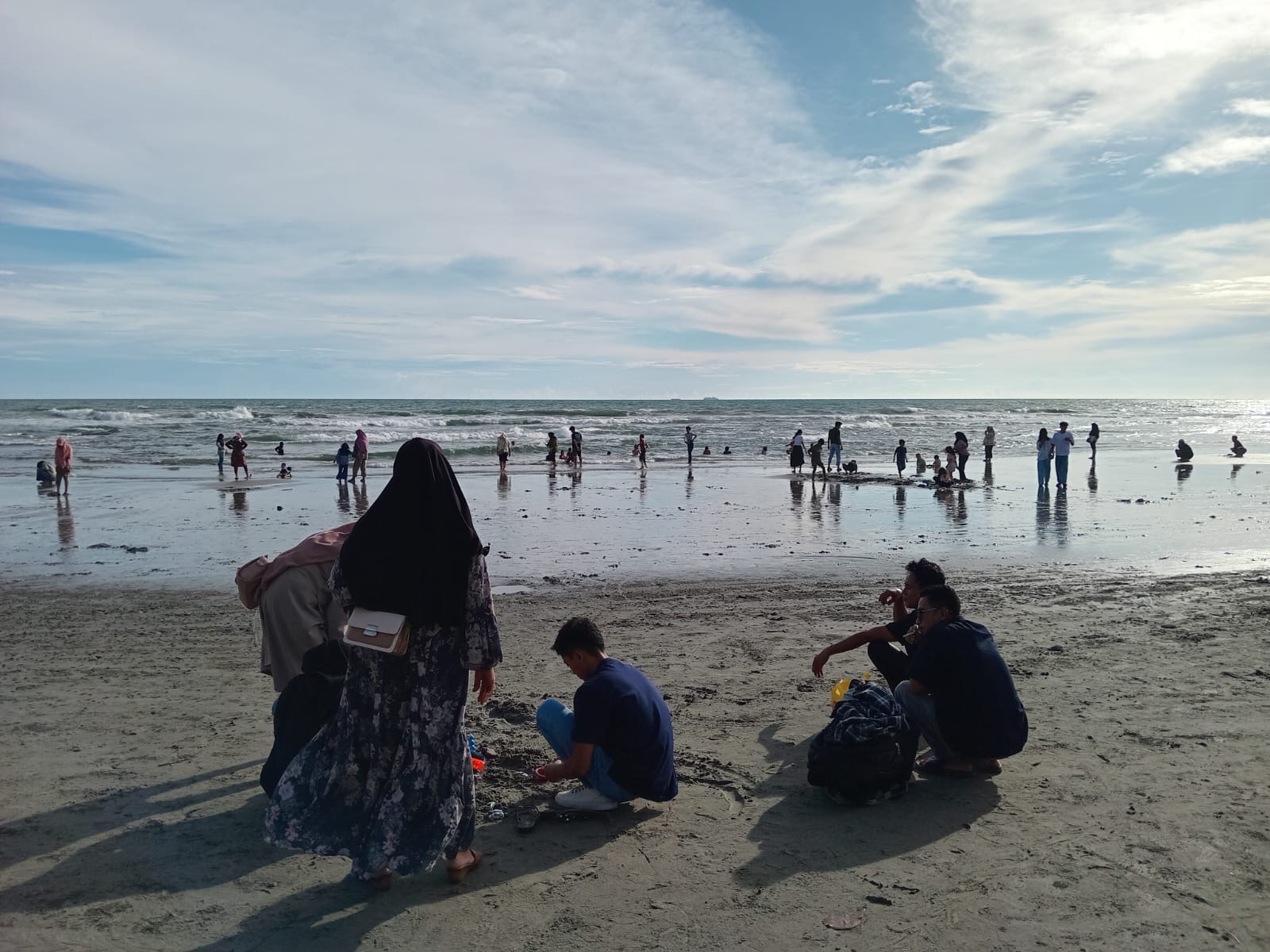 Cegah Wisatawan Tenggelam, Polresta Bengkulu Imbau Pengunjung Tidak Mandi di Pantai Panjang