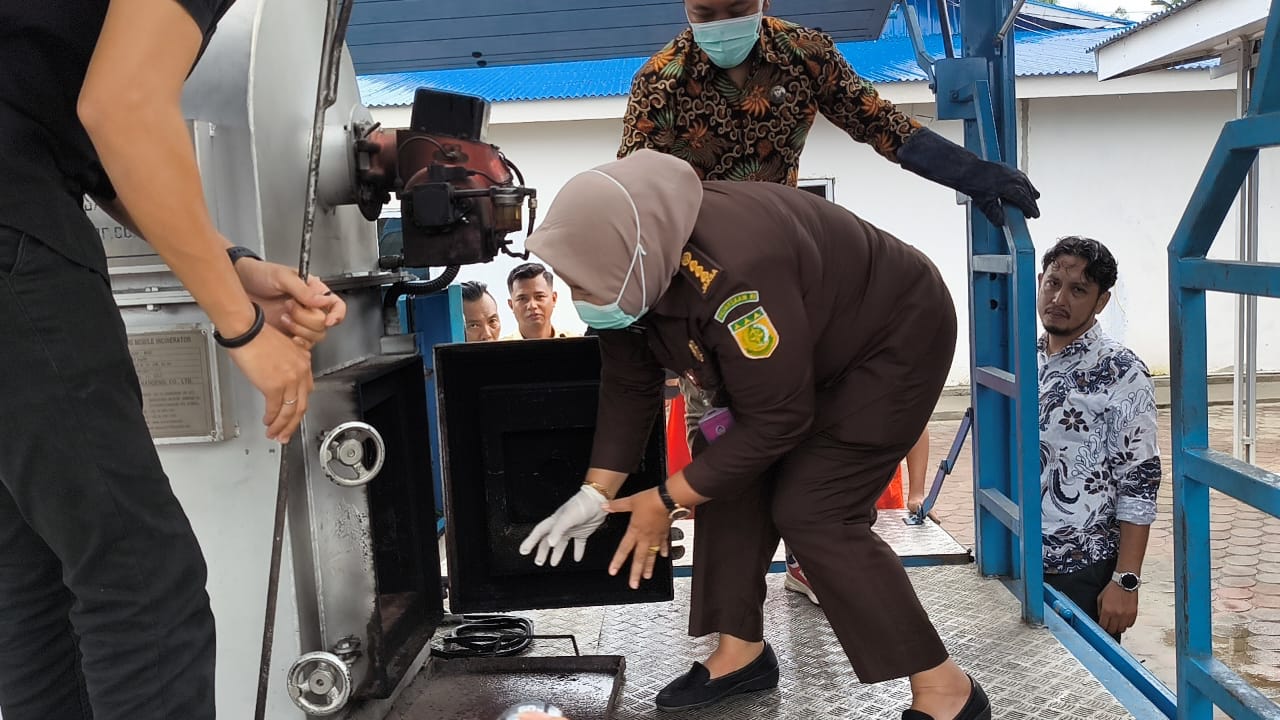 BNNP Bengkulu Musnahkan 2 Kg Ganja Hasil Tangkapan dari 2 Mahasiswa Bengkulu 