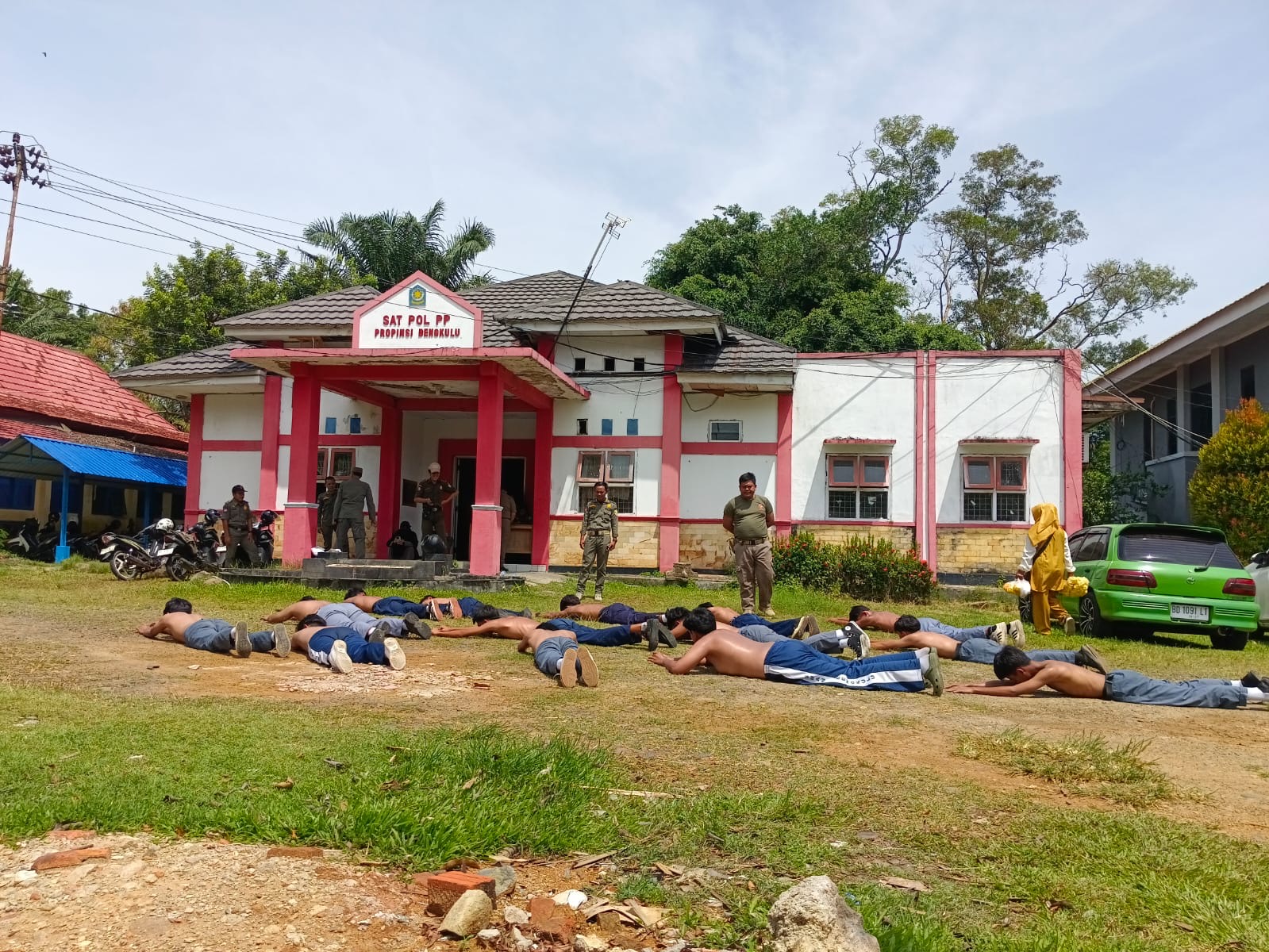 Asyik Merokok dan Bermain Gaple Saat Jam Sekolah, 14 Pelajar Bengkulu Terjaring Razia Satpol PP