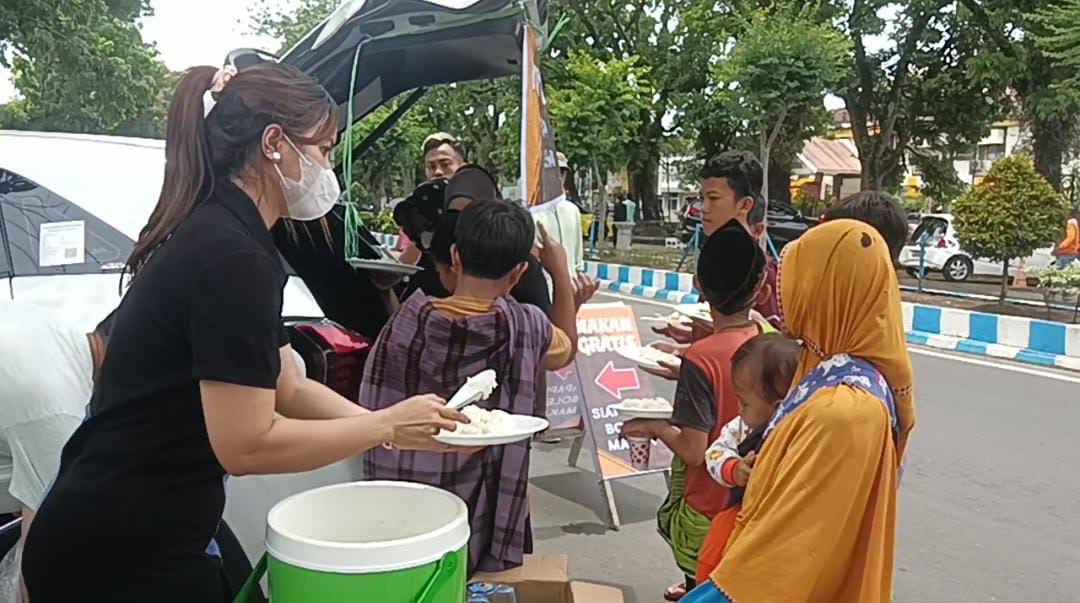 Jumat Berkah, Pasutri di Kota Bengkulu Ini Bagikan Makanan Gratis