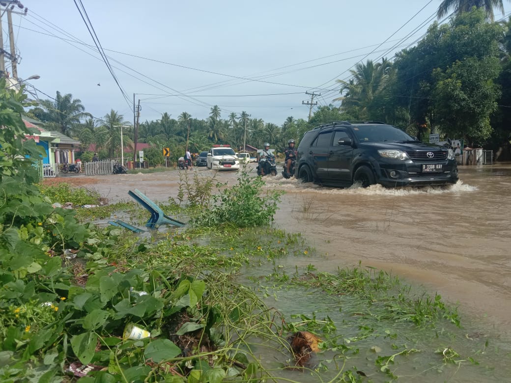Hujan Deras Picu Sungai Bintuhan Meluap ke Jalan, Aktivitas Warga di Kaur Selatan Terganggu