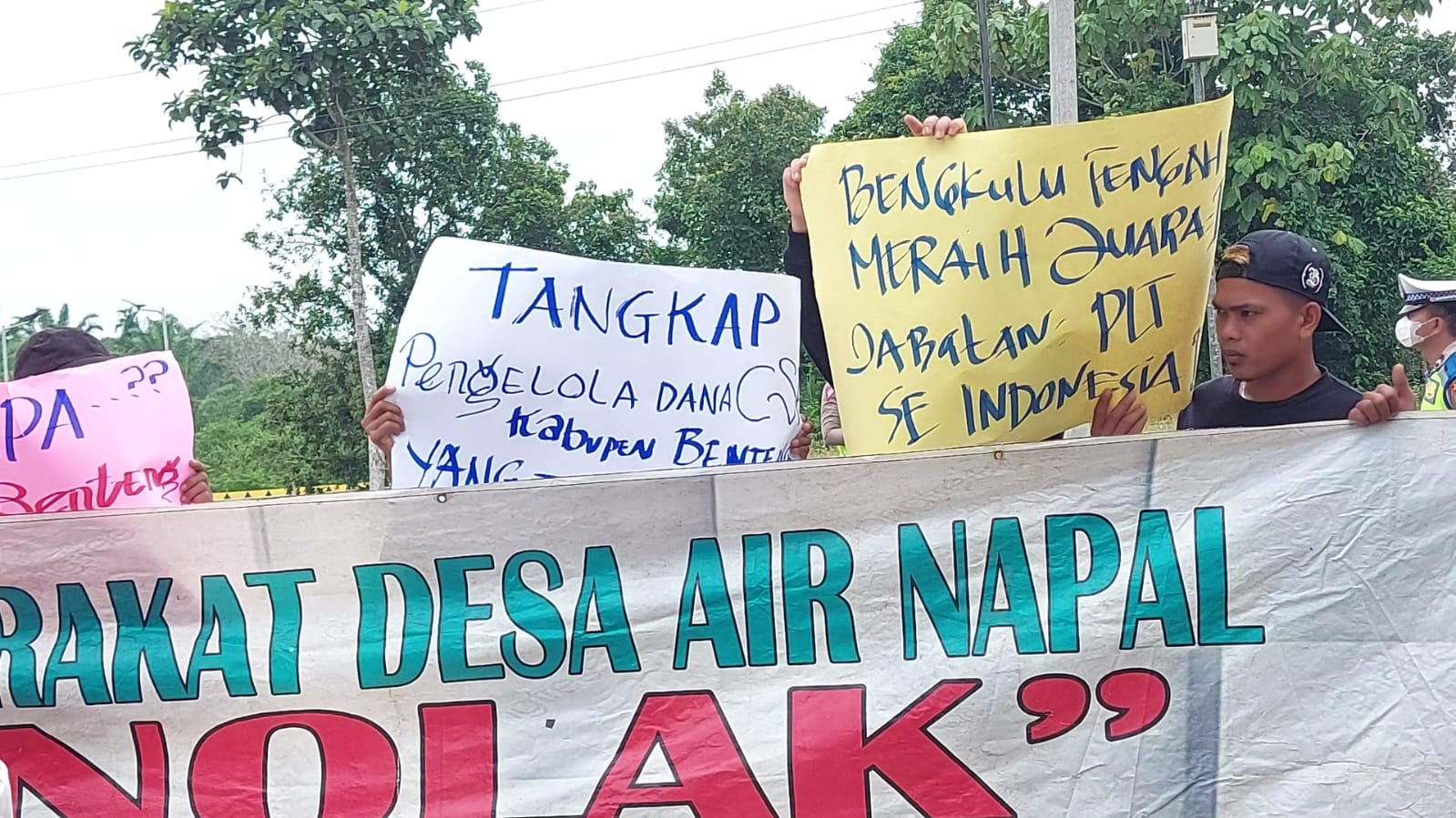 BREAKING NEWS: Puluhan LSM dan Ormas Demo Depan Kantor Bupati Bengkulu Tengah