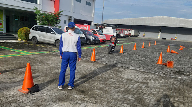 Teknik Lean With The Bike, Menikung Aman Dijalan Raya