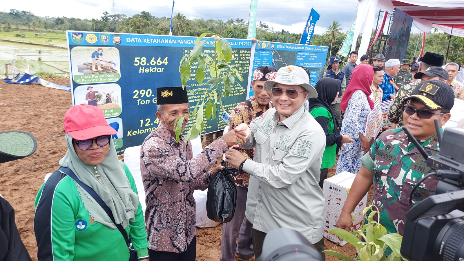 Kunjungan Wamentan ke Benteng Tampung Keluhan serta Bagikan Bantuan Bibit dan Alsintan