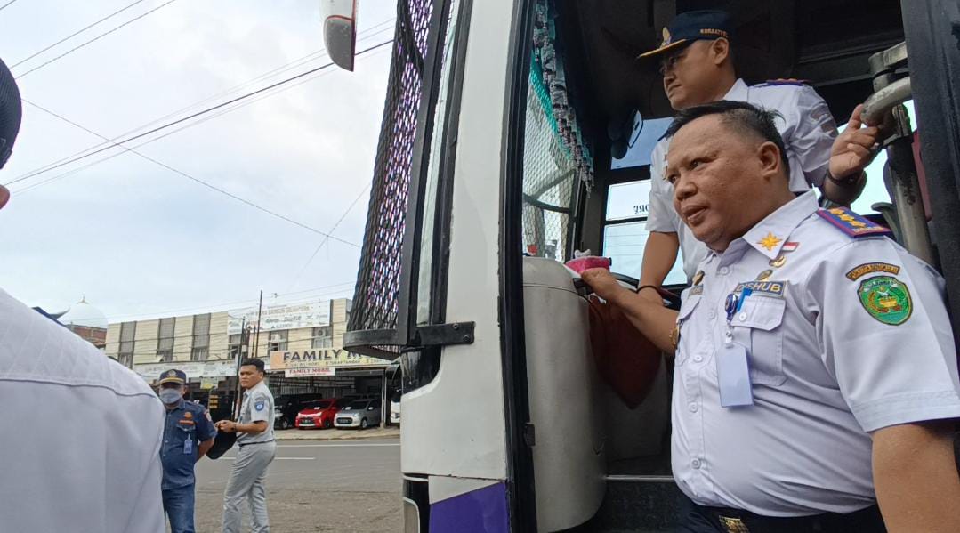 Dishub Kota Bengkulu Cek Armada Bus, yang Lolos Ditempelkan Stiker Layak Jalan