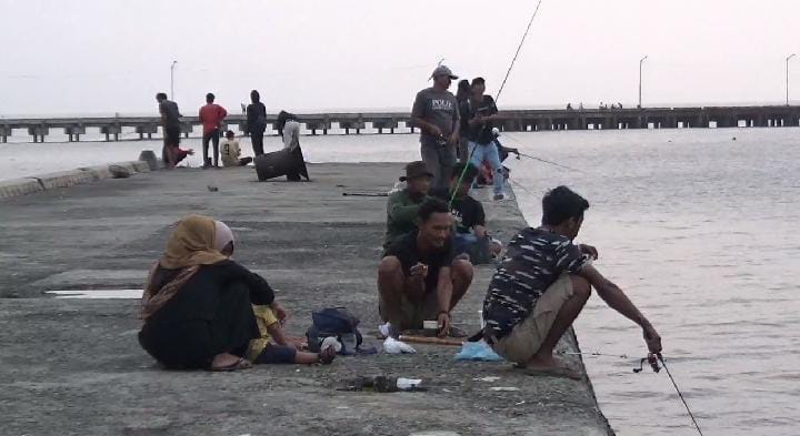 Dermaga Linau Kaur Diserbu Pemancing Mania, Berburu Ikan Moncok