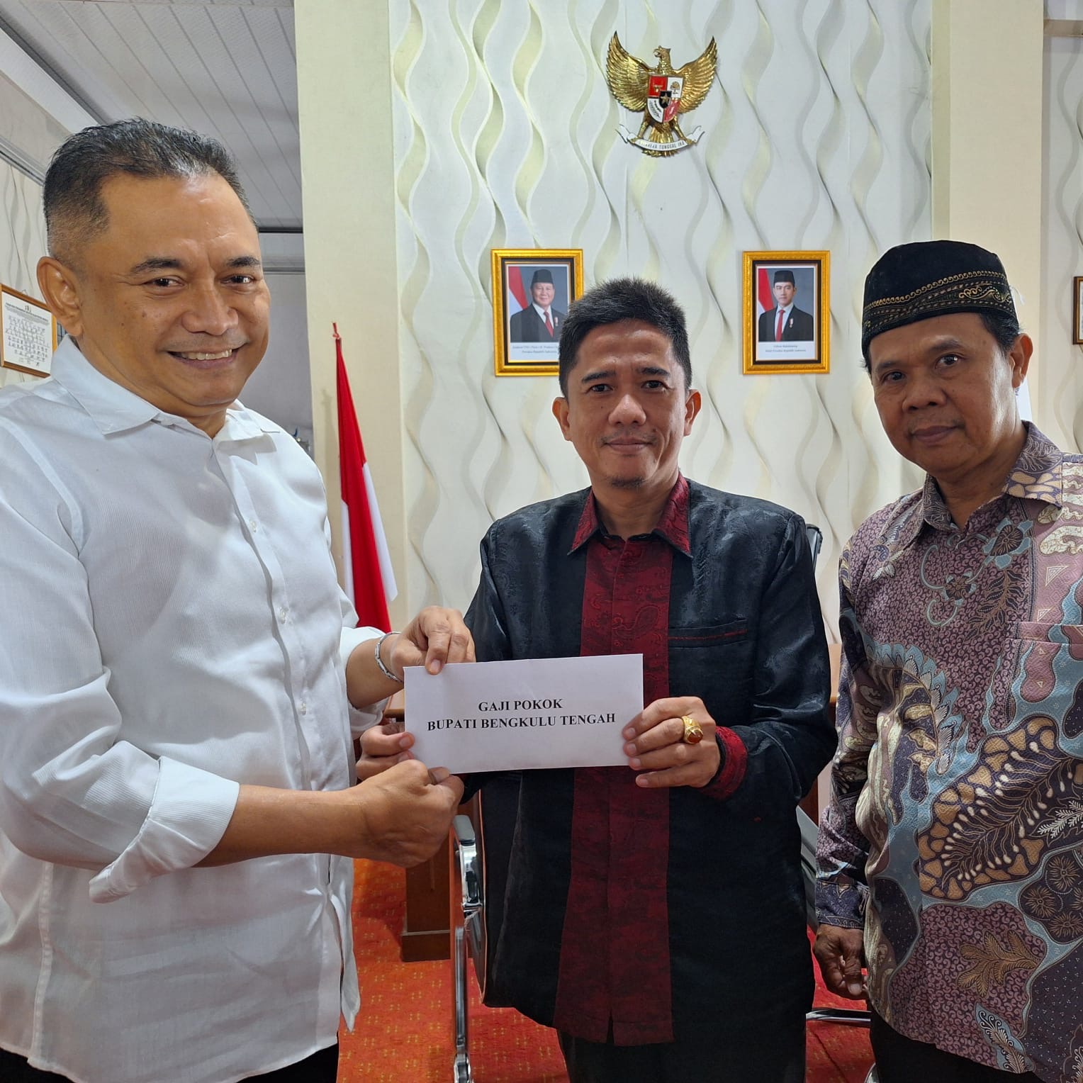 Tepati Janji Politik, Bupati Serahkan Gaji Pokok ke Baznas Bengkulu Tengah