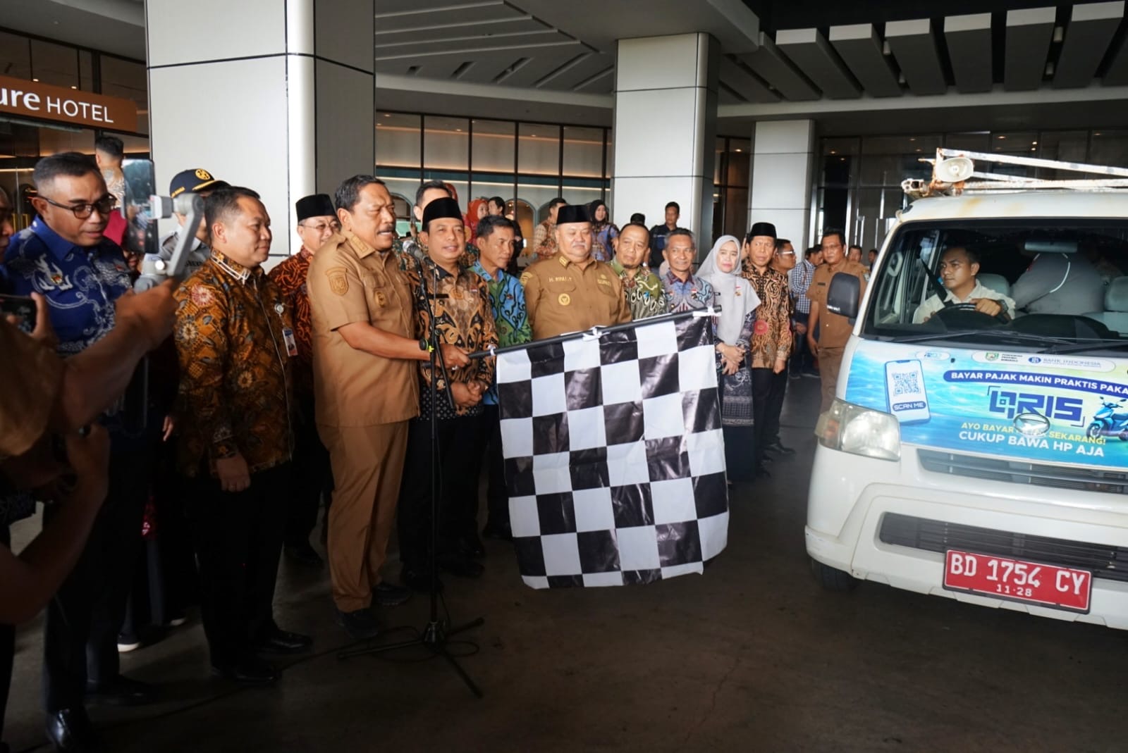 Bayar Pajak Motor Kini Cukup Scan QRIS, Wagub Bengkulu Resmikan 10 Armada Samling Digital