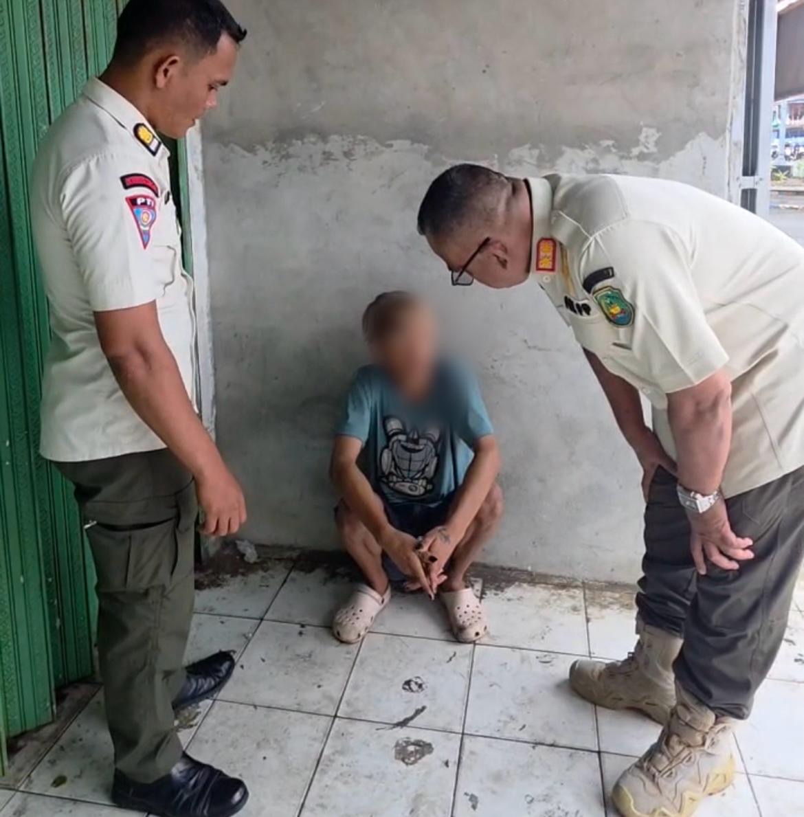 Tengah Asyik Hirup Lem di Taman Pagar Dewa, Seorang Bocah Jalanan Diciduk Satpol PP