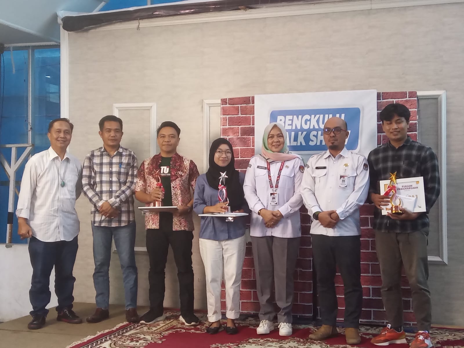 KPU Bengkulu Tengah Bagikan Hadiah Ke Pemenang Lomba Cipta Maskot Pilkada 2024