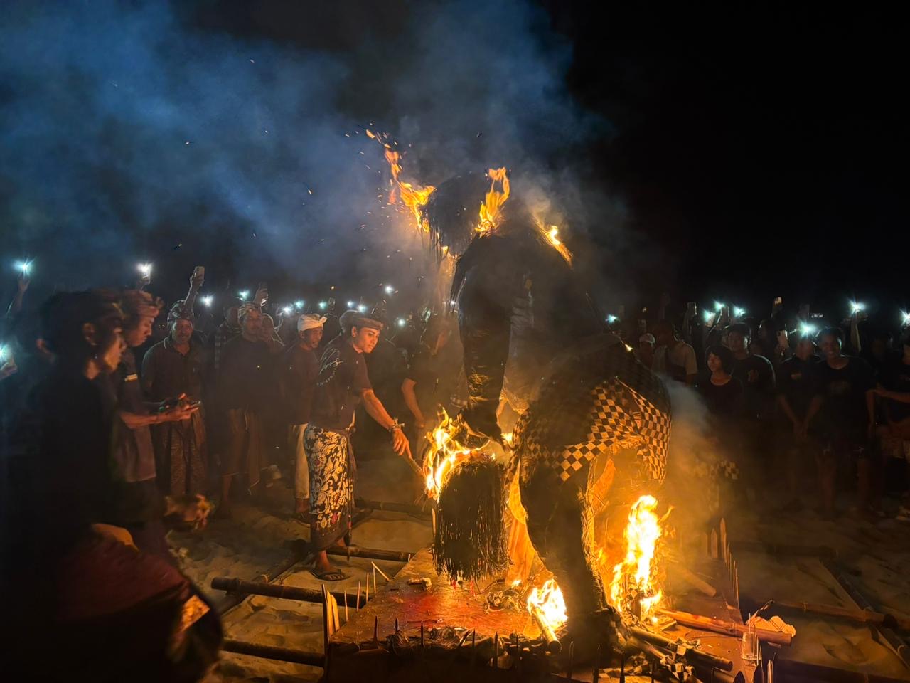Simbol Penyucian Diri, Umat Hindu di Seluma Bakar Ogoh-Ogoh Jelang Puncak Nyepi