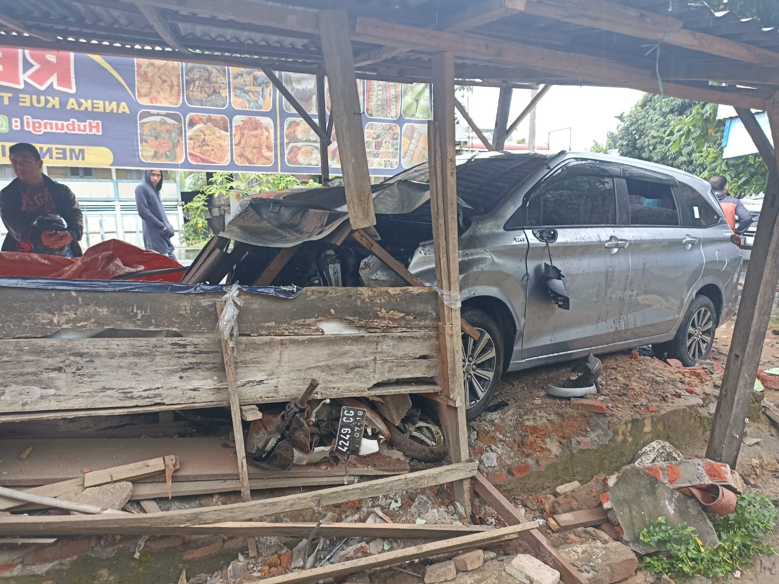 Mobil Komisioner KPU Benteng Hantam Motor dan Warung Warga 