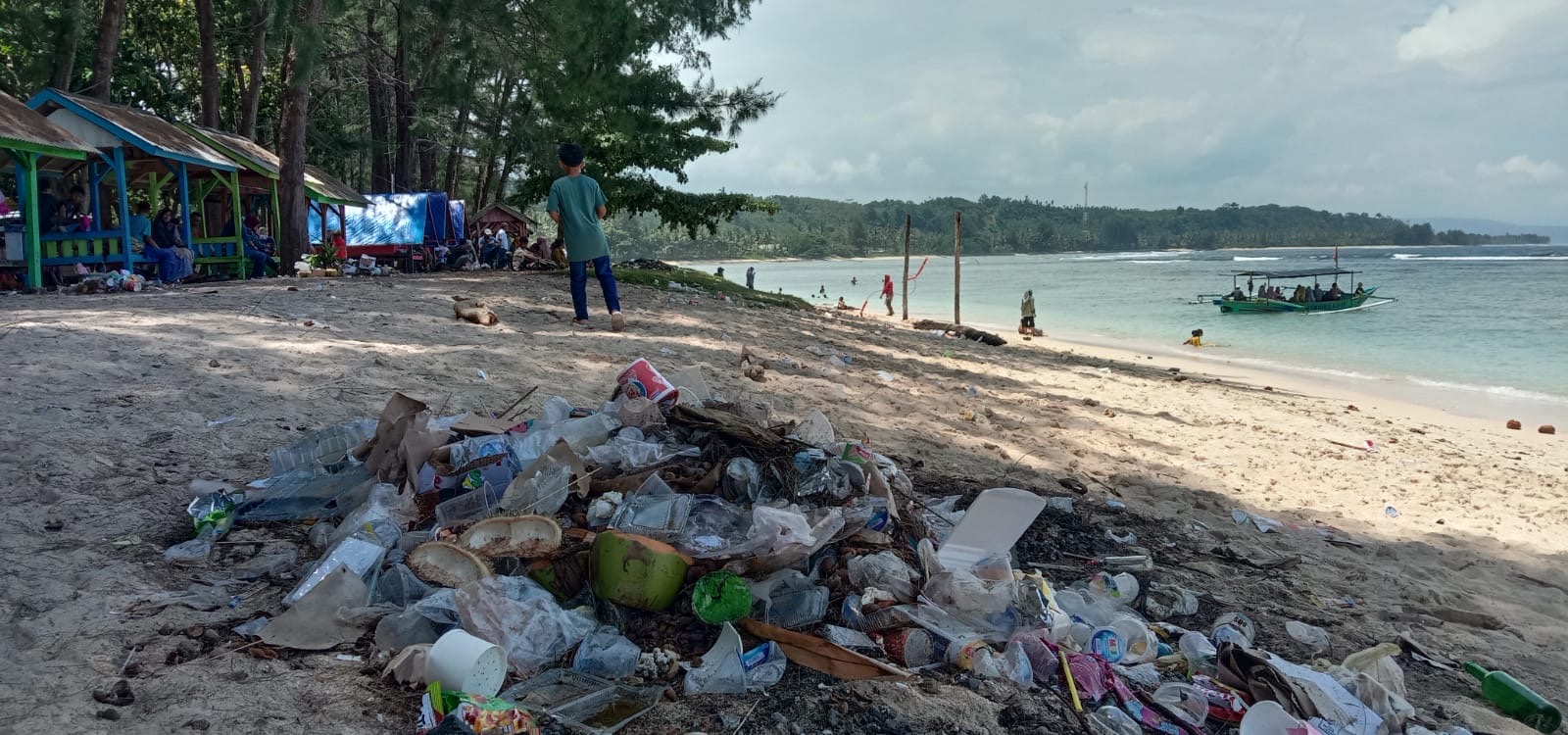 Tumpukan Sampah dan Bau Tak Sedap di Pantai Laguna Kaur Ganggu Kenyamanan Pengunjung 