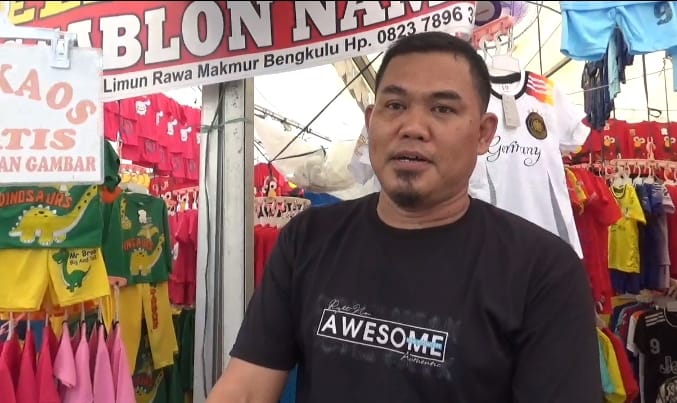 Pedagang Baju Sablon di Festival Tabut Raup Omzet Puluhan Juta per Hari