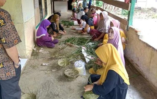 Warga Desa Talang Benuang Manfaatkan Pelepah Daun Kelapa Sawit Jadi Kerajinan