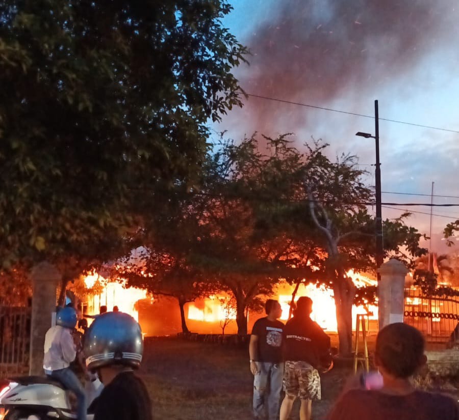 BREAKING NEWS: Gedung Kwarda Bengkulu Kebakaran ,Ada Ledakan Sebelum Api Membesar 