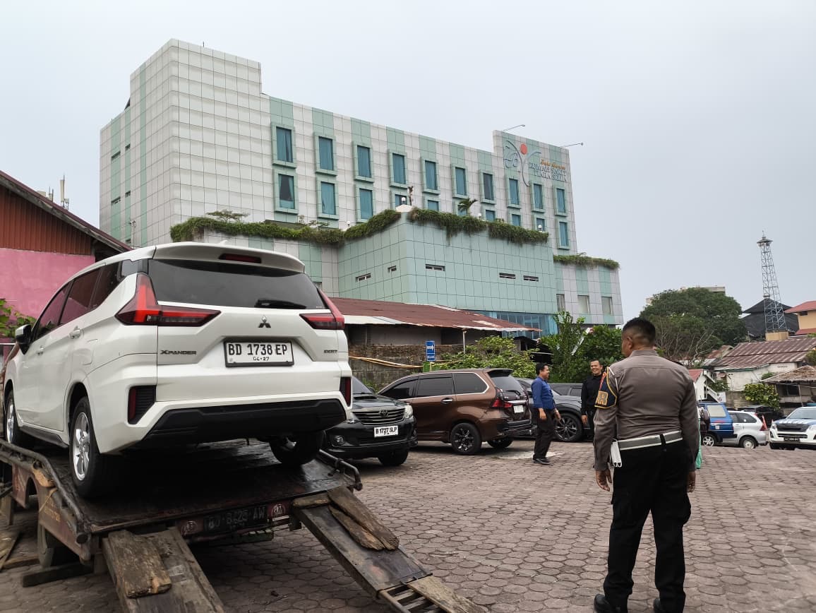 Mobil Xpander Terparkir 12 Hari di RS Tiara Sella, Diduga Pakai Plat Nomor Palsu