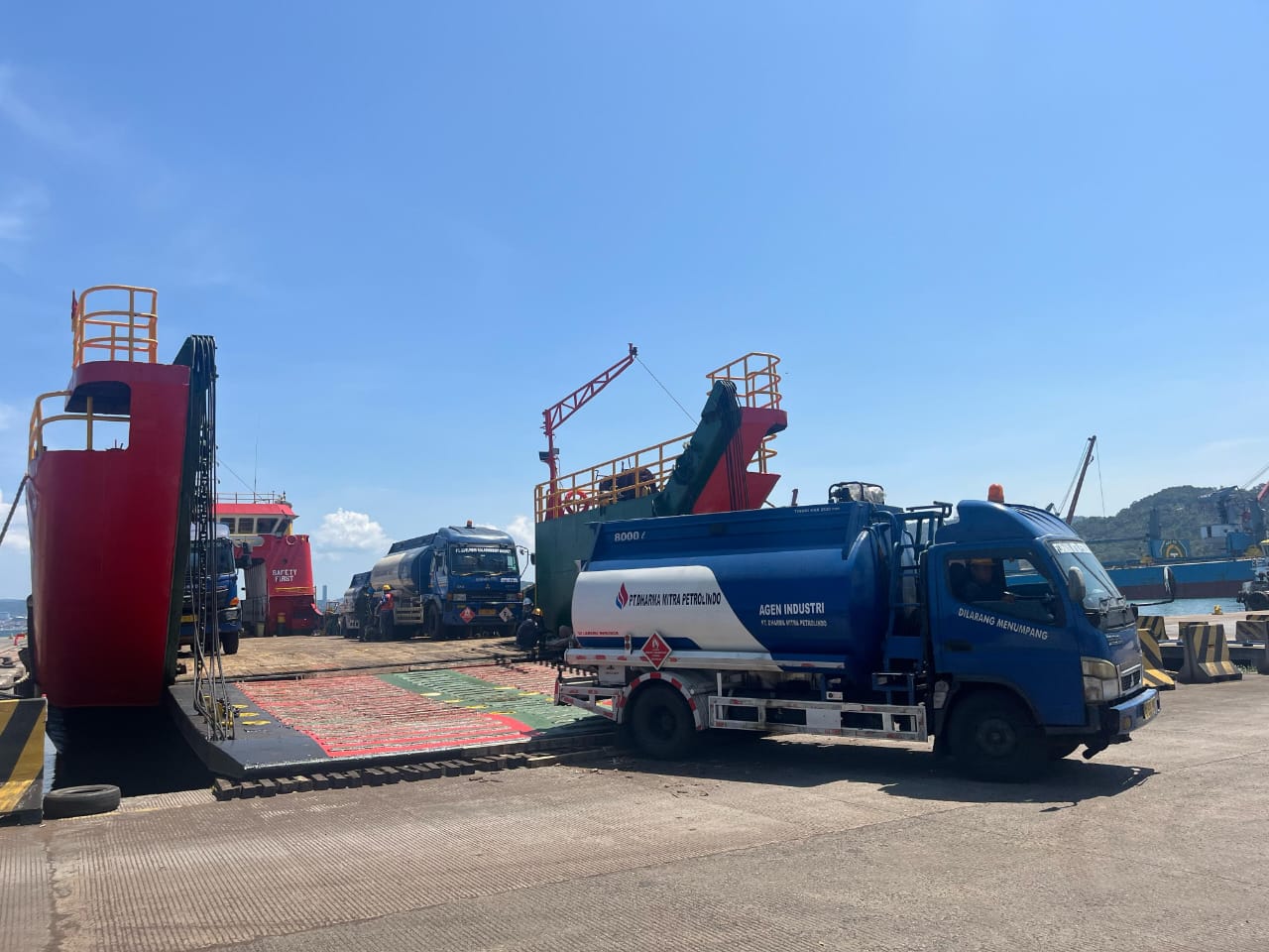 Kirim Pasokan BBM ke Enggano, Pertamina Gunakan Kapal Cargo Radja Samudera dari Lampung