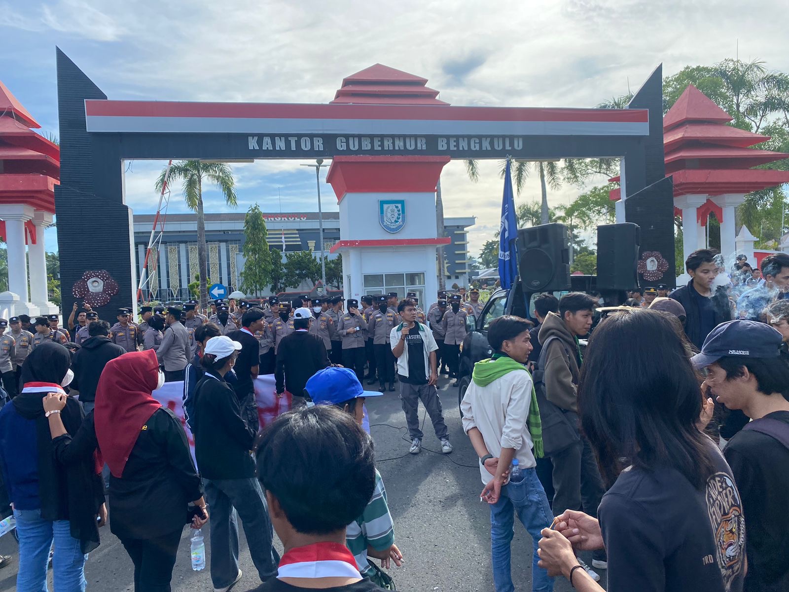 Tagih Janji 50 Ribu Lapangan Kerja, Puluhan Mahasiswa Bengkulu Gelar Aksi Demo di Depan Kantor Gubernur