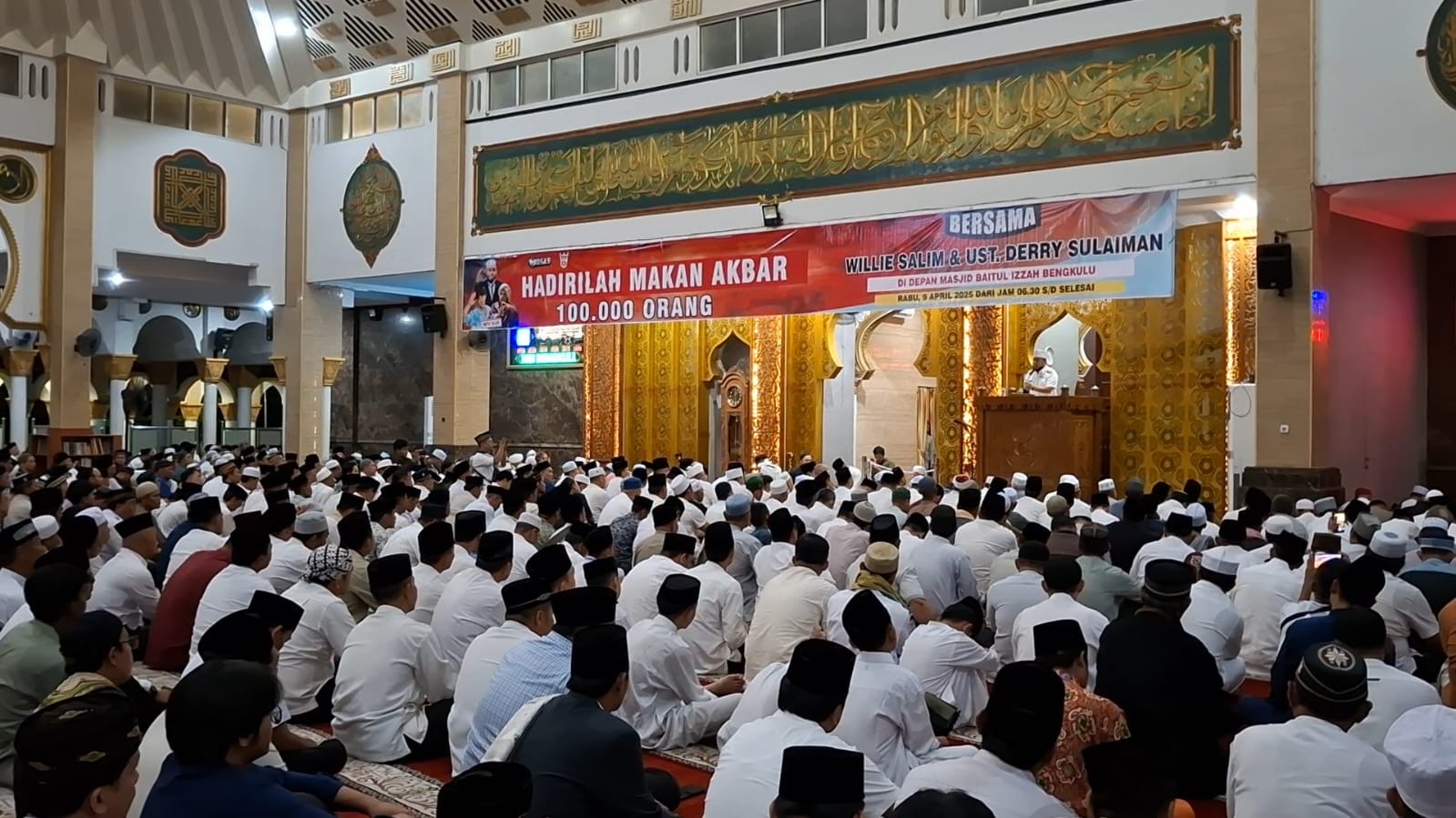 Salat Jumat di Masjid Raya Baitul Izzah, Ikuti Pengajian Hingga Menikmati Makanan Lezat dan Sembako Murah