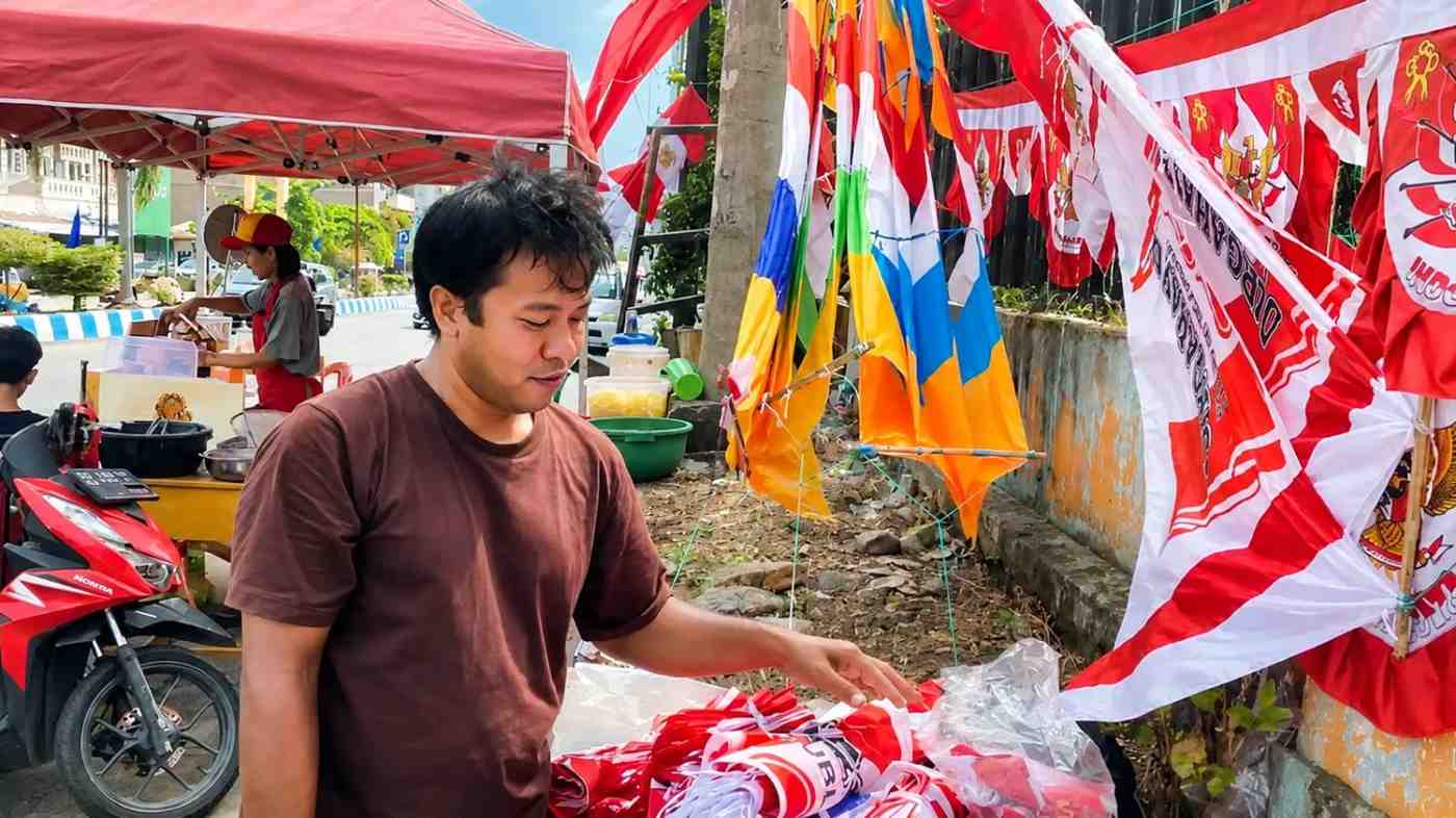 Jelang HUT ke-81 RI, Pedagang Bendera Mulai Penuhi Ruas Jalan di Kota Manna