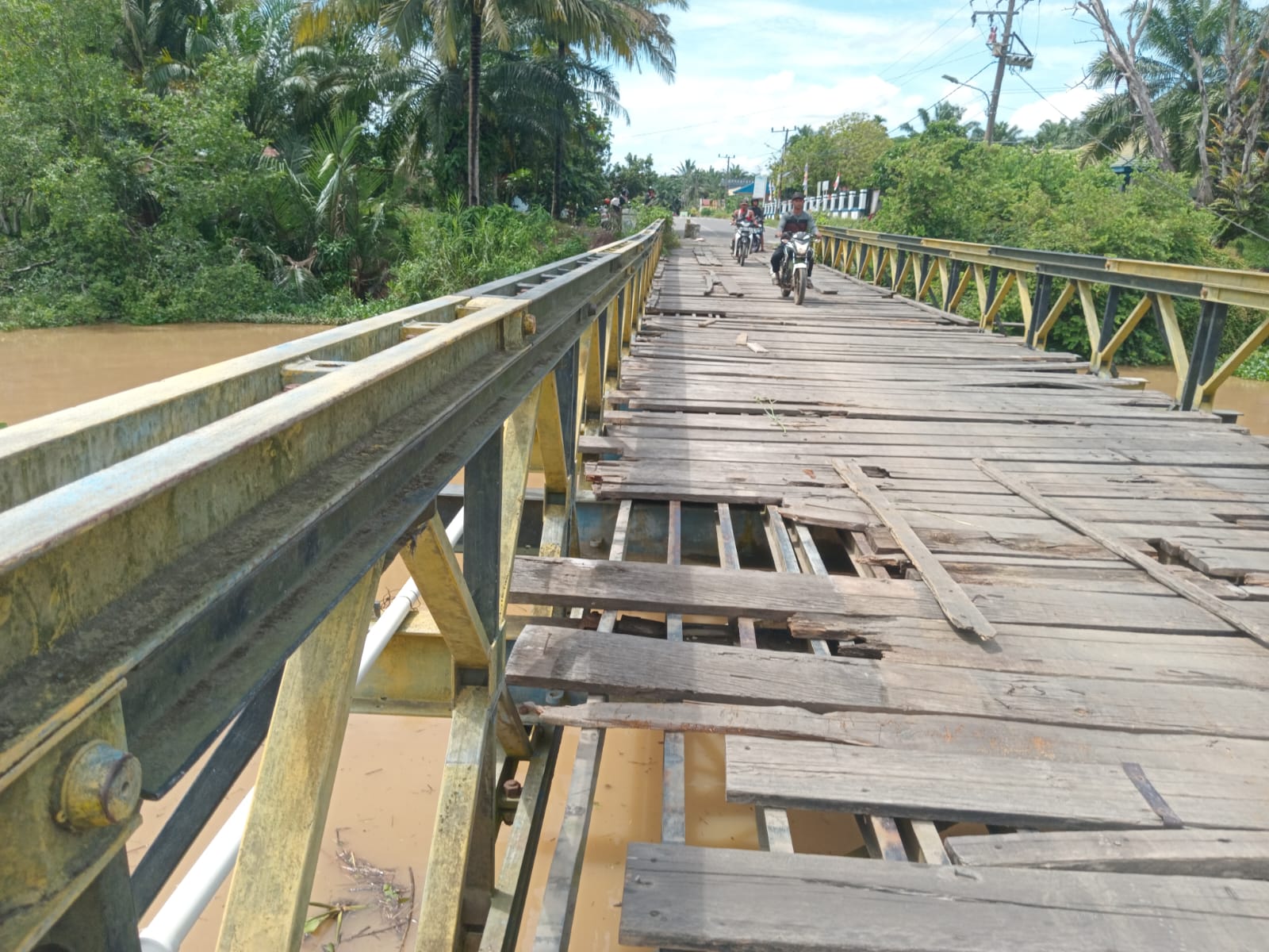 Jembatan Kayu Kalibaru Padang Serai Rusak Parah, Warga Desak Pemkot Bangun Jembatan Beton