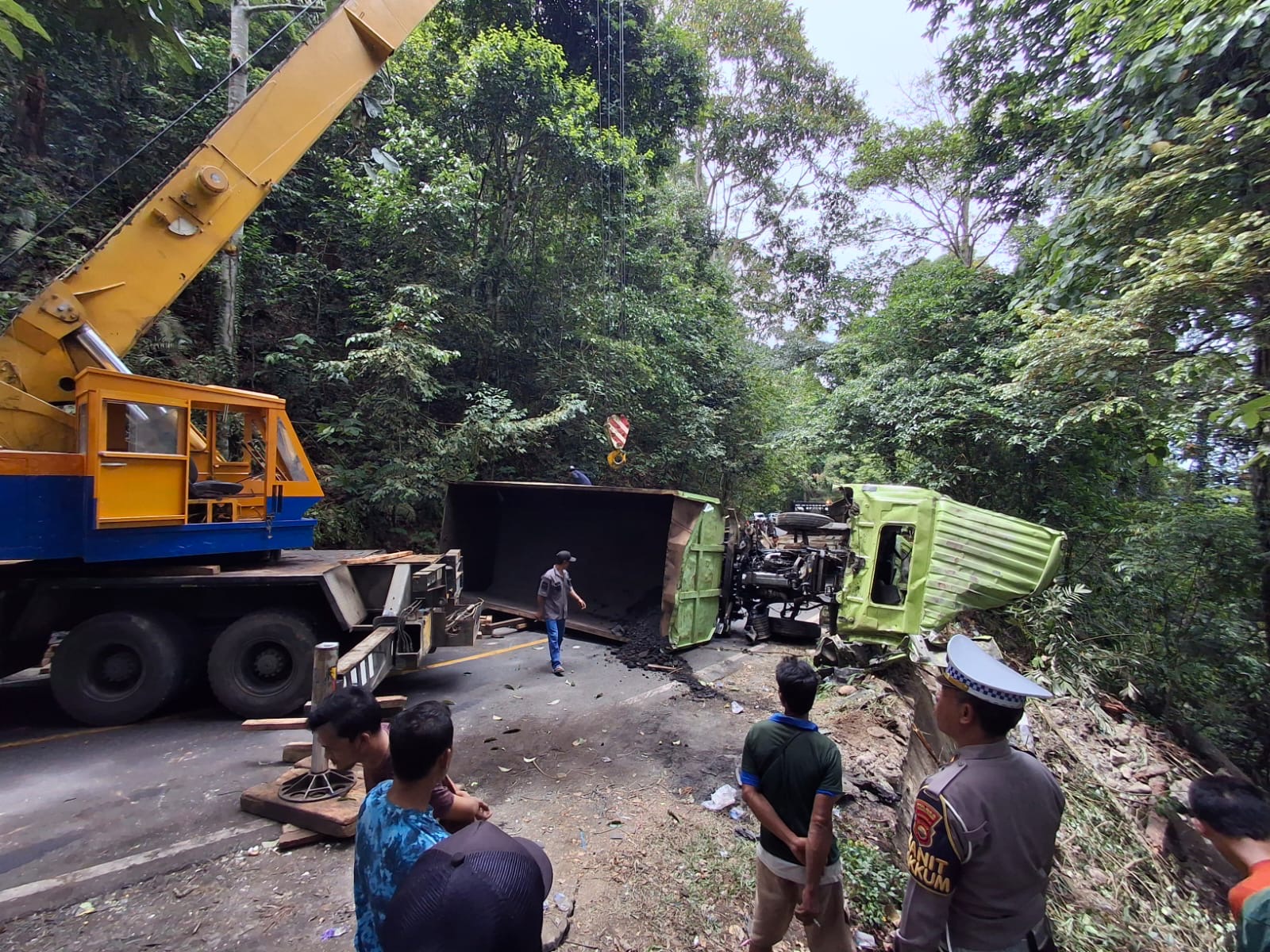 Evakuasi 2 Truk di Jurang Sedalam 30 Meter Berlangsung, Kawasan Liku 9 Berlaku Sistem Buka Tutup