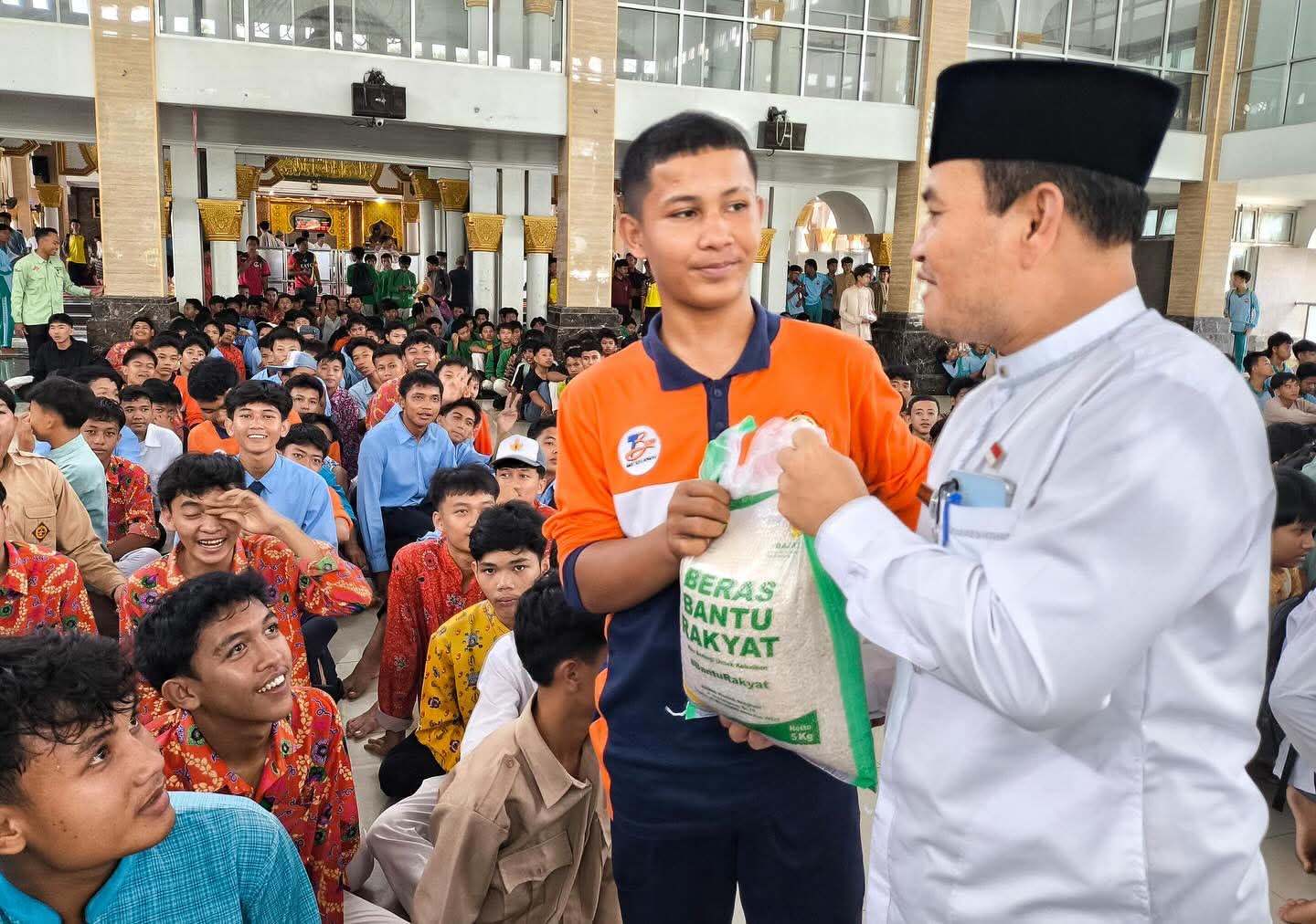Pemprov Bengkulu Bagikan 1.000 Paket Beras dan Nasi Bungkus ke Pelajar Usai Salat Jumat di MRBI 