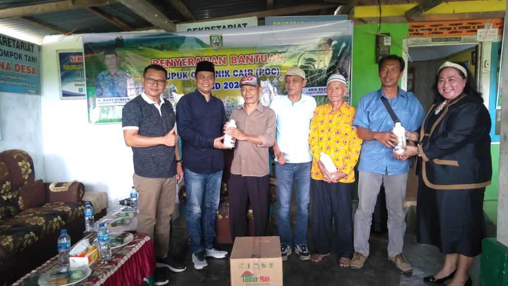 Komisi II DPRD Provinsi Bengkulu Bagikan Pupuk Organik Cair ke Seluma, Jumlahnya Ribuan