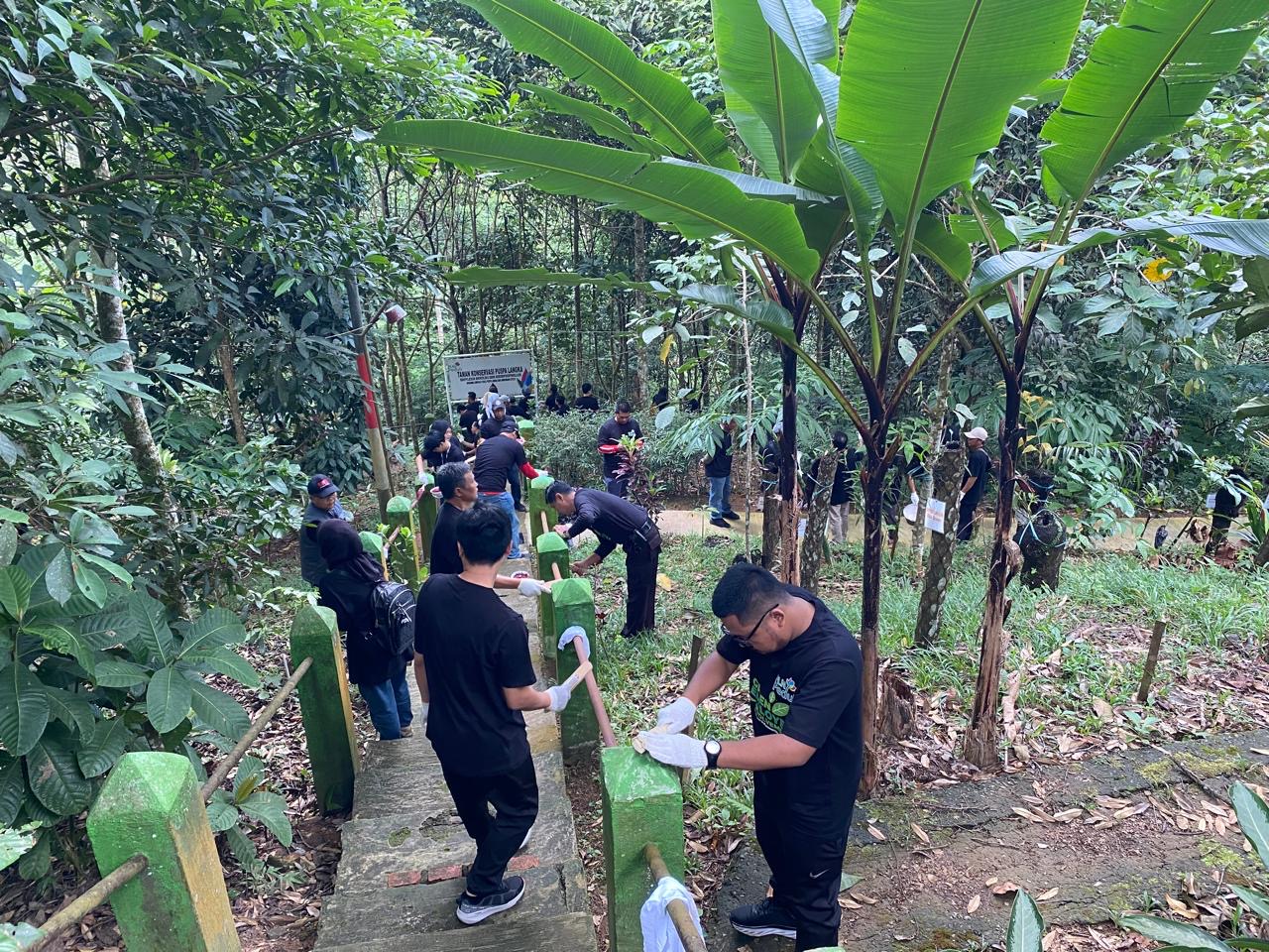 PLN UPDK Bengkulu Gelar Aksi Bersih Taman Konservasi Puspa Langka di Kepahiang