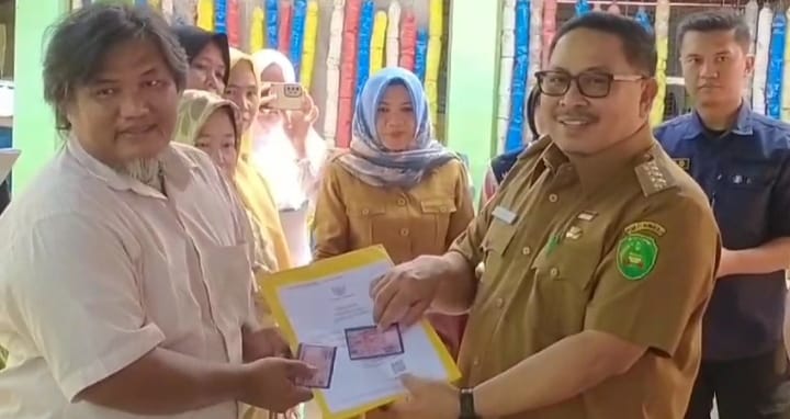 Pelayanan Adminduk, Pemkot Bengkulu Serahkan Langsung KIA dan Akta Kelahiran kepada Masyarakat