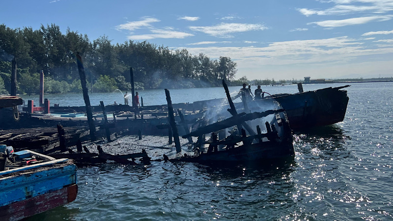 3 Bangkai Kapal di Pulau Baai Mendadak Terbakar, Polisi Selidiki Penyebabnya