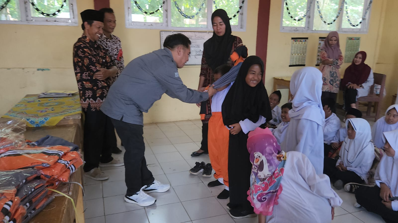 Sambangi SDN 21 Kepahiang, Edwar Samsi Beri Bantuan Seragam Olahraga Gratis