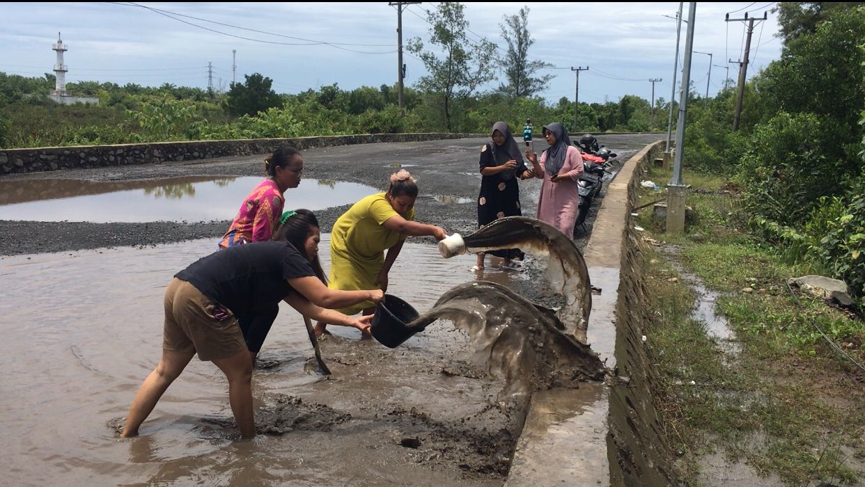 Warga Teluk Sepang Ciduk Lumpur di Jalan Rusak, Protes Lambatnya Perbaikan Pemerintah