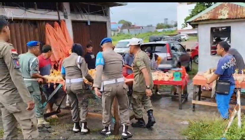 Bandel Berjualan di Bahu Jalan, PKL Pasar Minggu Ditertibkan Tim Gabungan