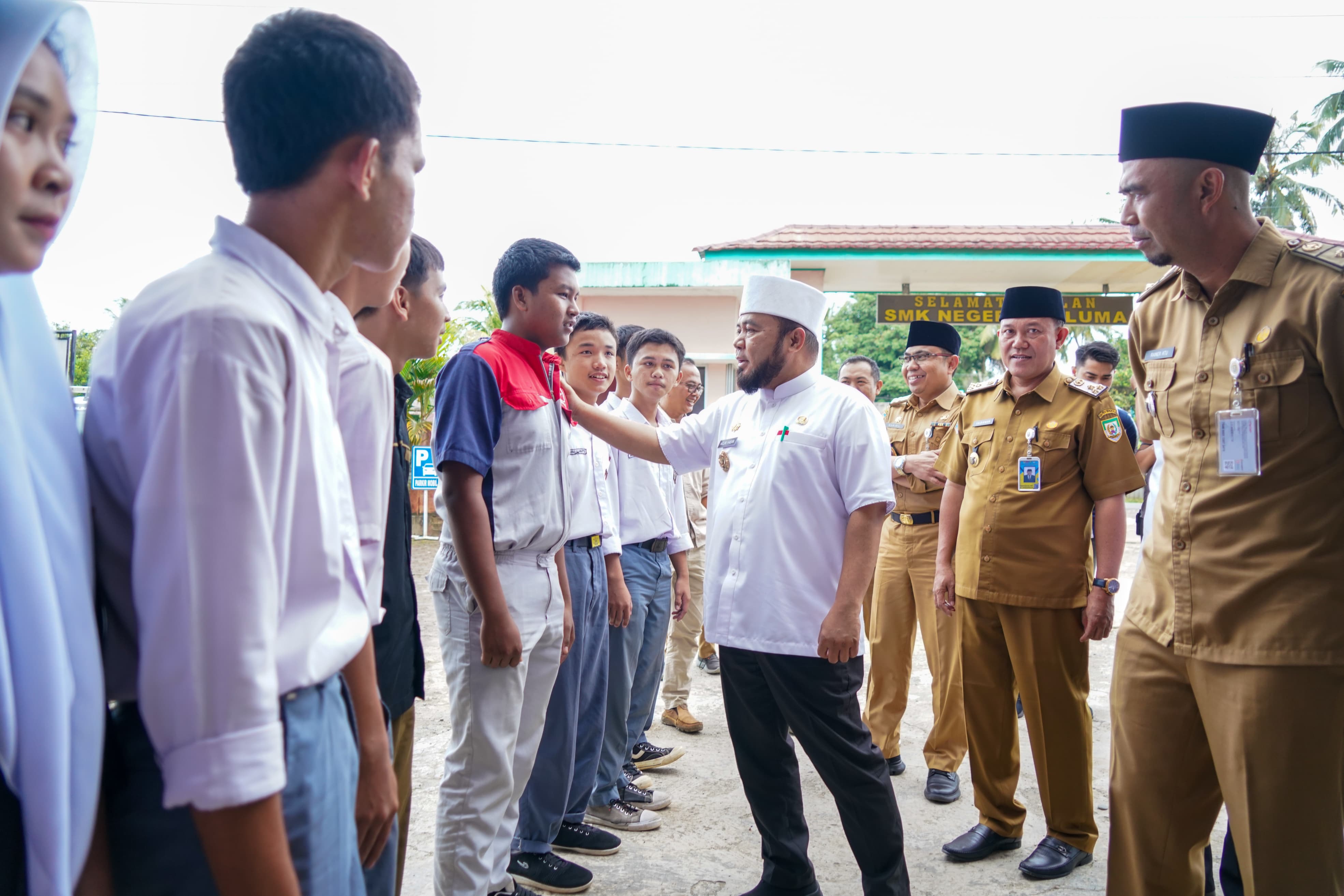 Gubernur Helmi Hasan Serahkan Bantuan Alat Praktik dan Komitmen Bebaskan Lahan SMKN 3 Seluma 
