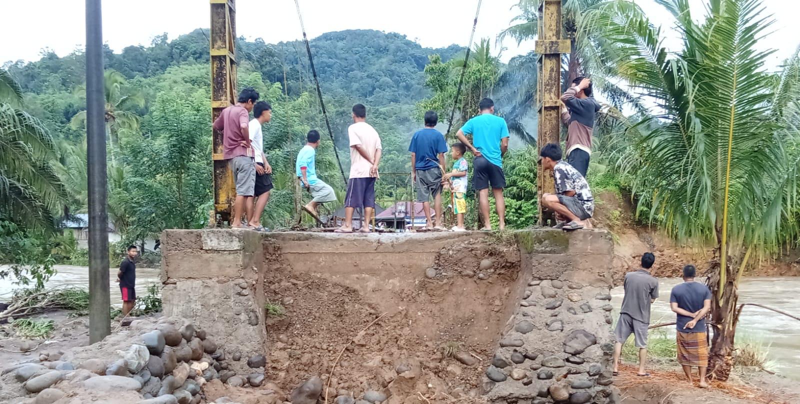 Arus Deras Sungai Air Seluma Hanyutkan Jembatan, Desa Lubuk Resam Terisolasi