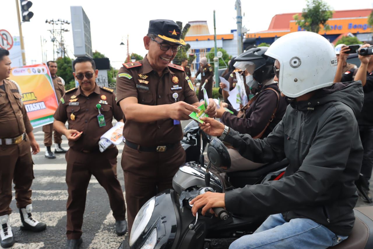 Hari Anti Korupsi Sedunia 2025, Kejati Bengkulu Bagikan Pin, Stiker Hingga Kaos