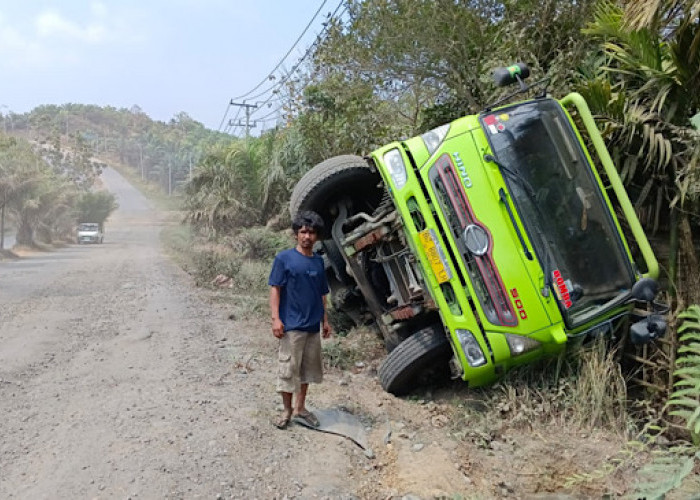 Tak Kuat Menanjak, Fuso Muatan Puluhan Ton Sampo Terguling di Air Sebakul