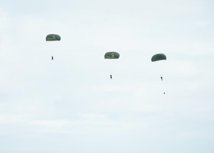 Gunakan Pesawat Hercules, 78 Prajurit Kopassus Sukses Gelar Operasi Lintas Udara di Bengkulu