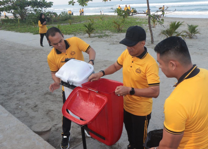 Sambut HUT Bhayangkara ke-80, Polda Bengkulu Pasang 80 Tong Sampah di Sepanjang Pantai Panjang