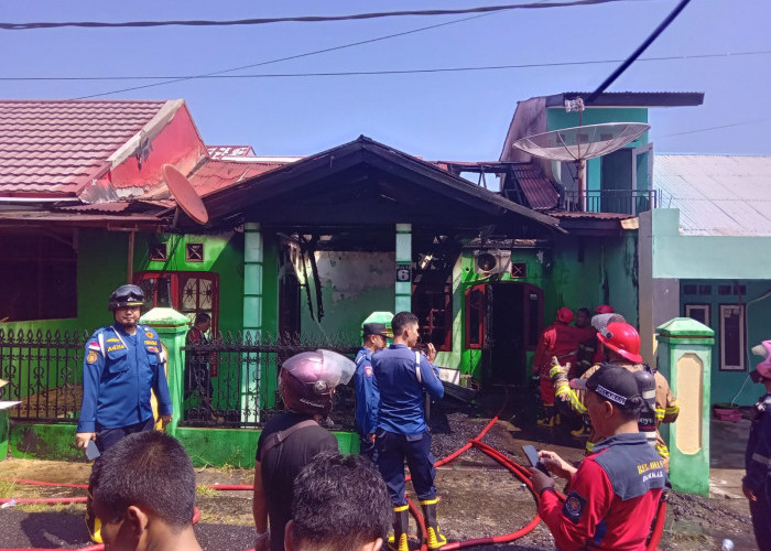 BREAKING NEWS: Kebakaran di Perumahan Pebabri Kota Bengkulu, 5 Armada PBK Diterjunkan