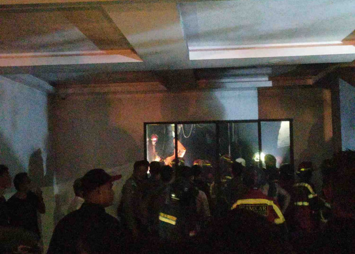 Lupa Mematikan Kompor, Rumah Tiga Lantai di Jalan Bakti Husada Kebakaran