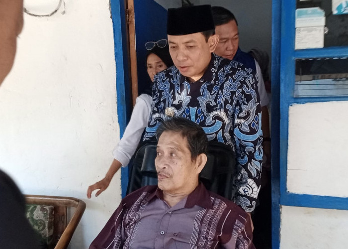 Wujud Kepedulian, Walikota Bengkulu Antarkan Kursi Roda dan Sembako ke Kediaman Arwani
