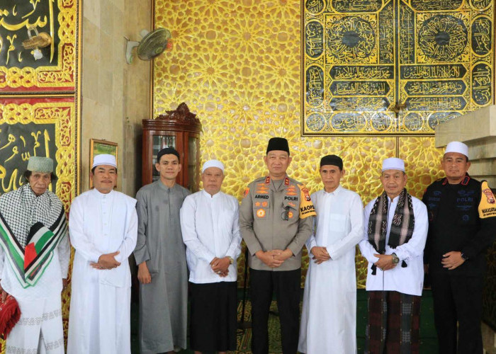 Ramadan Penuh Berkah, Kapolda Bengkulu Berikan Sumbangan Untuk Masjid Agung Baitul Makmur