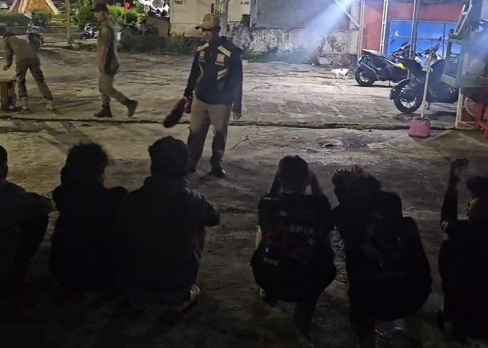 Resahkan Warga Pagar Dewa, Belasan Remaja Diamankan Satpol PP dan Dihukum Bersihkan Masjid