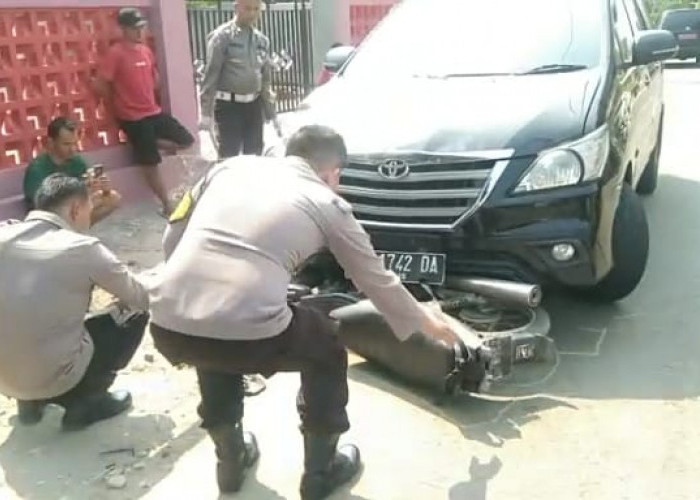 Mobil Innova Diduga Milik Anggota Polisi Tabrak Motor, 1 Orang Dilarikan ke RSUD Bengkulu Tengah
