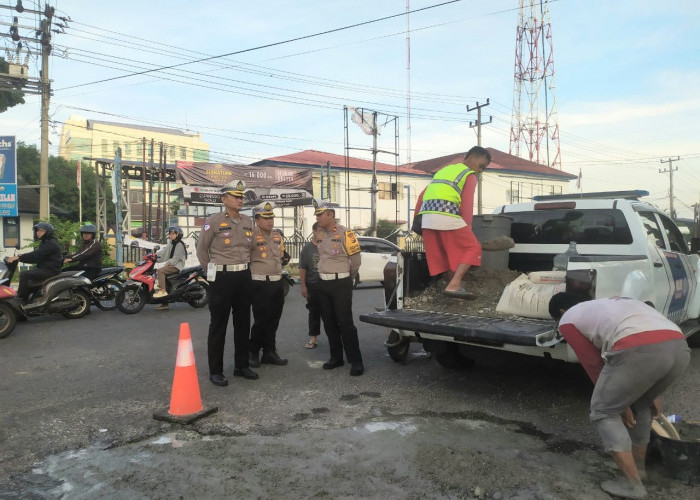 Bahayakan Keselamatan Pengendara, Polda Bengkulu Tambal Jalan Berlubang di Dalam Kota 