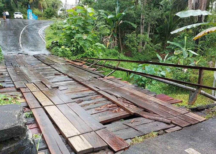 Lantai Jembatan di Desa Air Muring Sering Rusak, Warga Rela Pakai Dana Pribadi Dibangun Permanen
