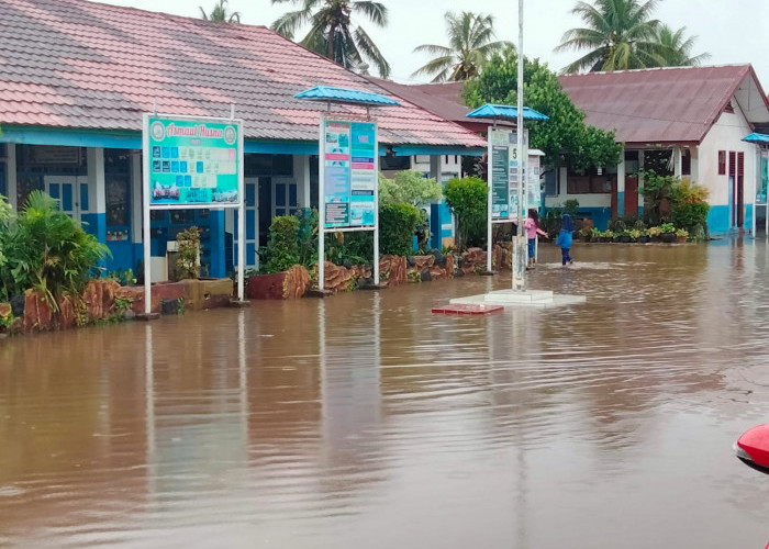 Banjir Rendam SDN 75 kota Bengkulu, Siswa Terpaksa Diliburkan 